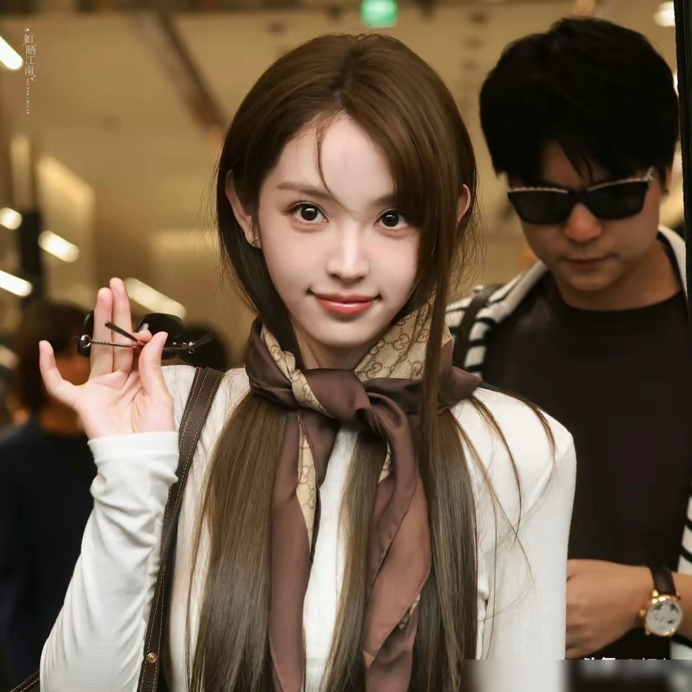 她顶着同一片铁刘海，演了16部戏。
热搜炸了，都说田曦薇离了刘海不能活。齐刘海一盖，那双小鹿眼和梨涡确实抓人，甜妹天花板就是这么立起来的。可你看她掀了刘海的样子，《子夜归》里那个猫妖，额头饱满，气场直接翻脸，冷得让人不敢认。
有人说大光明毁了辨识度，有人说那是戏路开了。吵得最凶的时候，她团队翻出