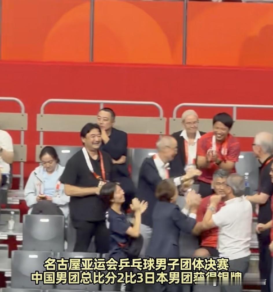 国乒男团2-3憾负日本，国乒男团爆冷丢冠！最抢镜的不是场上队员，而是看台上的刘国梁！赛后有人质疑他“坐错区”，但这恰恰是格局。

作为乒协主席，他身处国际官员席是礼仪，但沉默里藏着多少复杂情绪？既有对对手崛起的尊重，更有对自家弟子失利的痛心与鞭策。

九连冠终结固然遗憾，但刘国梁的淡定背后，是国乒直