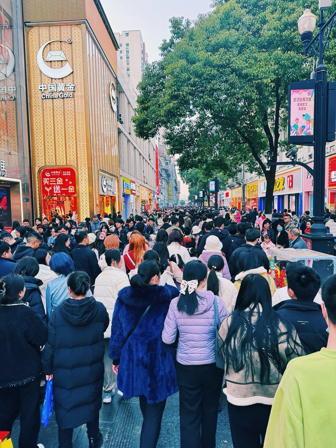 江汉路还是那个江汉路，人气一点不少！