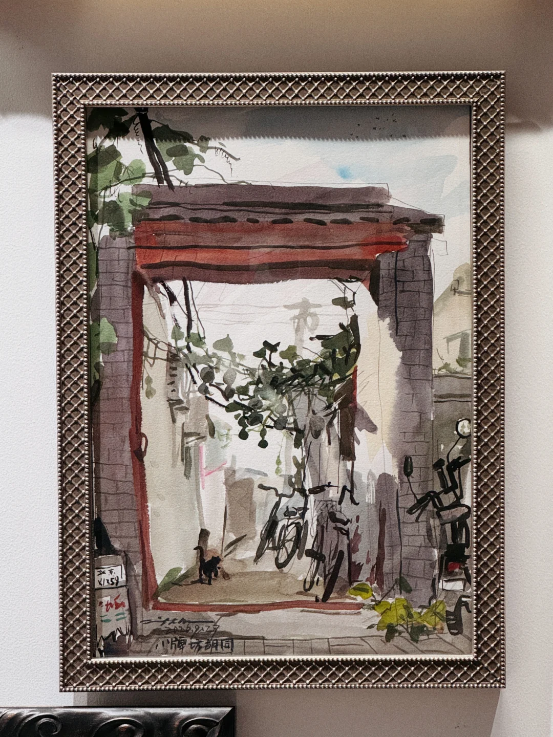 画很神奇。里面有味道，这个胡同旁边就是公厕，画完才觉得味儿真冲。画里有声音，大妈