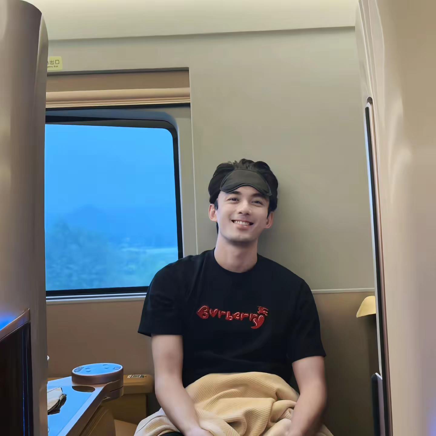 在高铁上拍到一个大帅哥，室友说好像是吴磊？高铁上的一幕