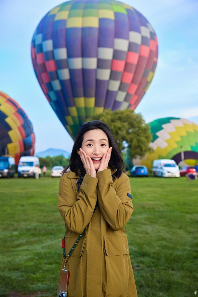 林依晨旅行生图出圈！不装不老少女，松弛状态完胜精修
在大众印象里，林依晨始终是荧幕中温柔恬静的乖乖女，气质温婉端庄。但这次的旅行随拍，彻底解锁她的另一面真实状态，褪去明星滤镜，尽显随性洒脱的旅行松弛感，格外治愈动人。
告别精致华丽的时尚造型，她一身简约户外穿搭清爽又接地气。橄榄绿冲锋衣搭配黑色长裤与