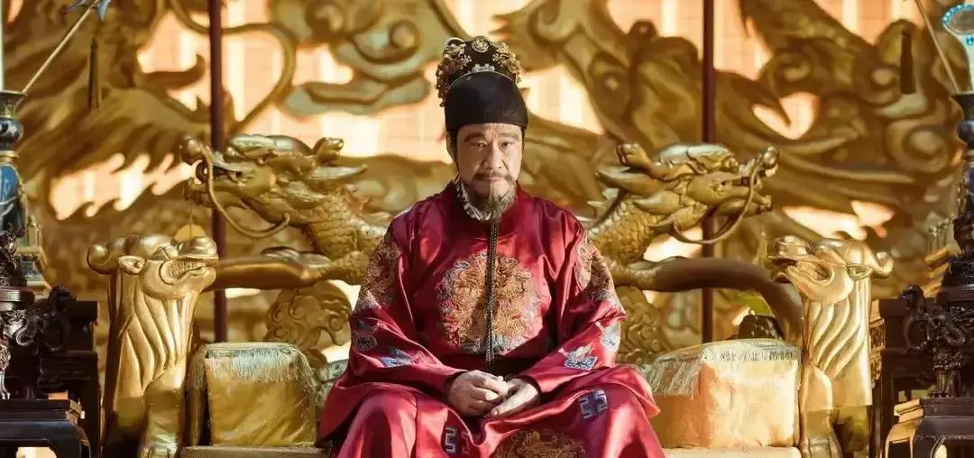 很多人将朱棣登基视为篡位，实际上朱元璋传朱允炆皇位是有问题的
 
朱标死了，按规矩，大明的皇位该往下排谁?二儿子秦王、三儿子晋王、四儿子燕王朱棣，三个嫡子排着队站在那儿。
 
可朱元璋偏偏一个不要，直接隔代把皇位塞给了一个21岁的孙子。
 
六百年来都说朱棣是篡位，可你翻开史料就乐了，朱允炆这个“嫡