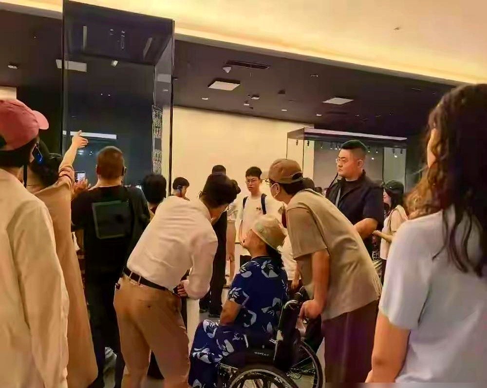 王琦瘦了，网上的嘴却没停。

沈腾带着老婆孩子逛三星堆，镜头一扫，王琦明显小了一圈。曾经在舞台上跳舞的她，硬生生扛了十年的身材审判。

面对满屏的声音，沈腾连个标点符号都没发。他没去镜头前立人设，而是把时间全砸在老婆孩子身上。陪着看展，牵着手遛弯，把日子过得热气腾腾。如今王琦自己减了重，评论区又换了