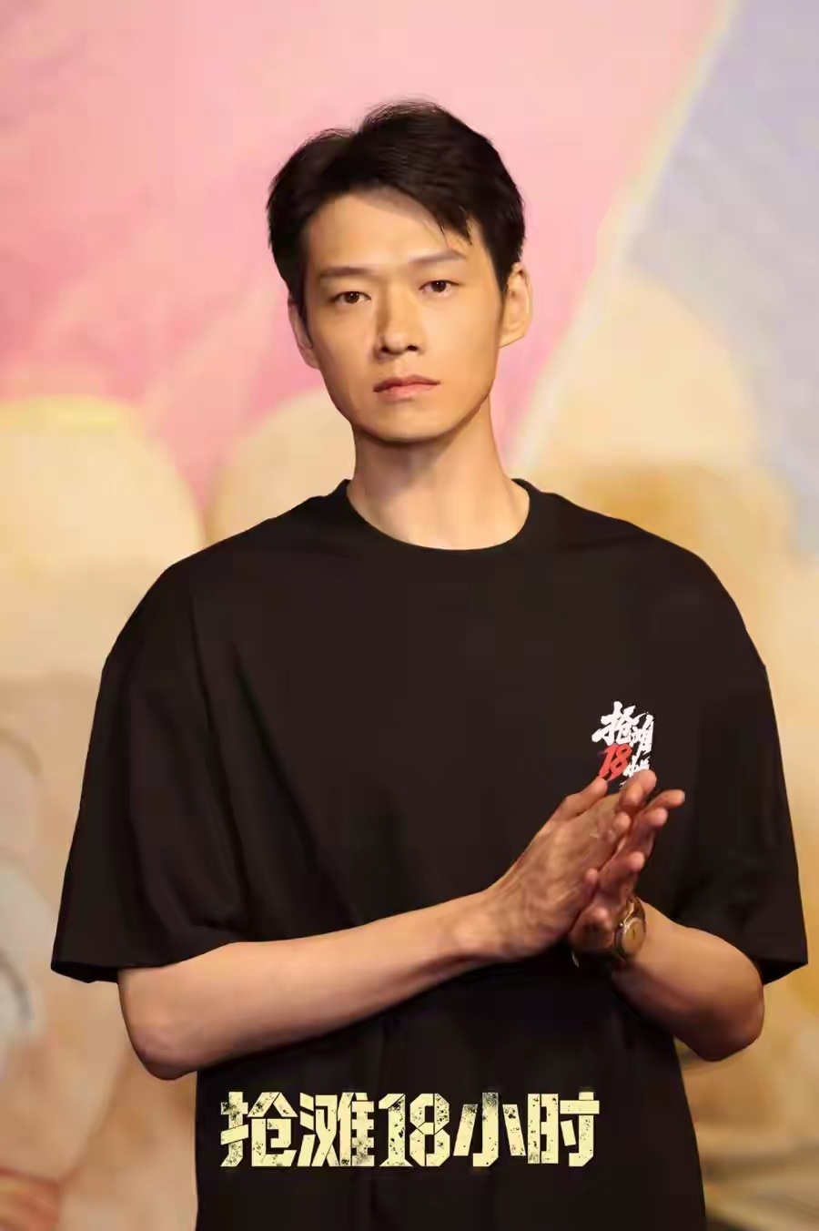 由浙江影视（集团）有限公司出品的重点现代战争题材电视剧《抢滩18小时》，10月23日在浙江台州一江山岛登陆战纪念馆举办开机活动。该剧立足1955年一江山岛战役进行艺术创作，聚焦新中国历史上首次陆海空三军联合作战，生动展现人民军队实现从单一兵种作战向多兵种协同作战的划时代跨越。剧集以登陆先锋 ​