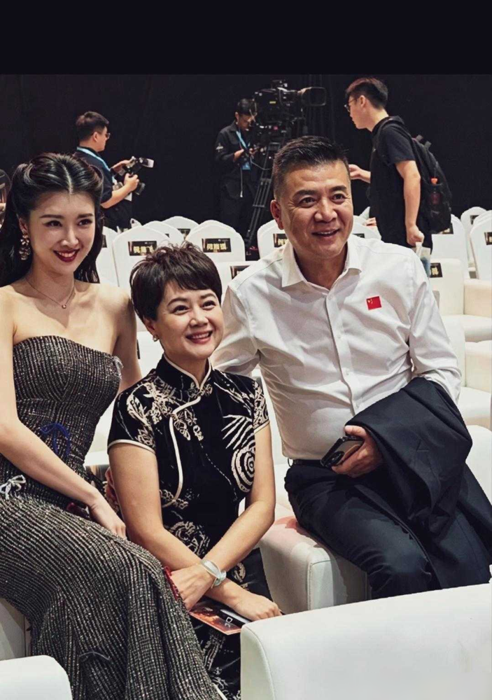 李诚儒前脚刚说李沐宸更强，后脚就被郝蕾一句话怼回去了。
《无限超越班》抢婉宁公主，短剧一姐李沐宸试装一亮相，全场都觉得稳了。脸蛋嫩，扮相俏，李诚儒直接放话：李沐宸确实要强于奚望。
结果真上台演，李沐宸那套短剧打法全露馅了。台词轻飘飘往外冒，表情浮在脸上，导师直接点破：太表面。
反观奚望，不声不