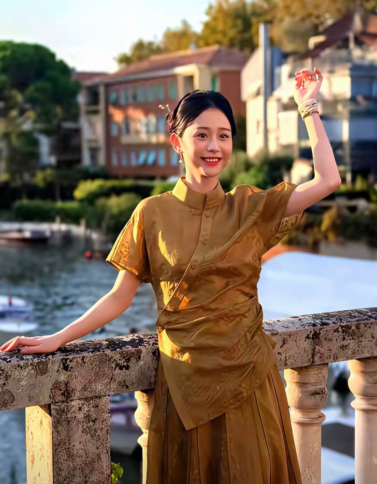 娱乐圈里，多少年轻人熬了多年都没冒头。
​王晓慧却凭着《给阿嬷的情书》里年轻时的叶淑柔，一夜爆火。
​现在资本都盯着她不放。​真不是光因为长得好看。主要是她这种温婉可人的气质，加上高辨识度的长相，在圈子里实在稀缺，而且演技也确实拿得出手。
​身上自带事业运，能实打实带来利益，这才是 ​