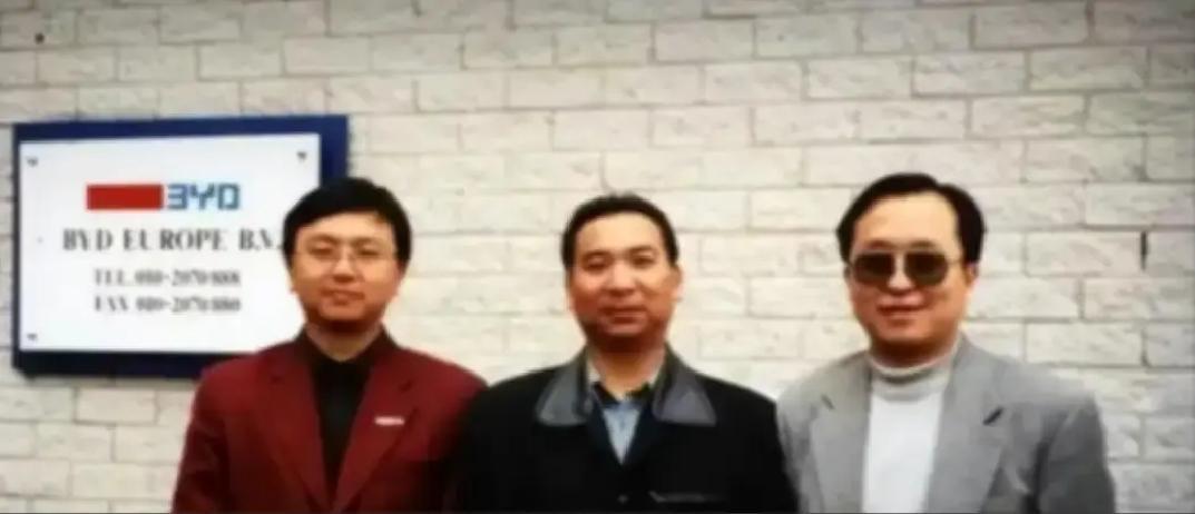 在安徽芜湖那边儿，有这么一对表兄弟，年纪相差不大，但命运一开始可是天差地别。表弟王传福家里穷得叮当响，父母走得早，全靠哥哥嫂子拉扯大。表哥吕向阳呢，早先在银行里当行长，日子过得挺滋润，后来自己下海做生意，也攒了些钱。这两人的故事，就从一个借钱的事儿开始，没想到后来都成了大富豪。
 
王传福坐在吕向阳