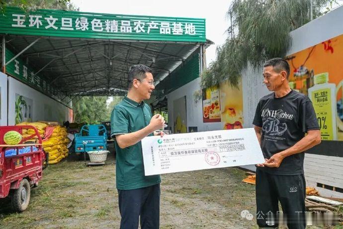最硬核的是“财政担大头”的民生温度。财政补贴85%，供销社再补3%，果...