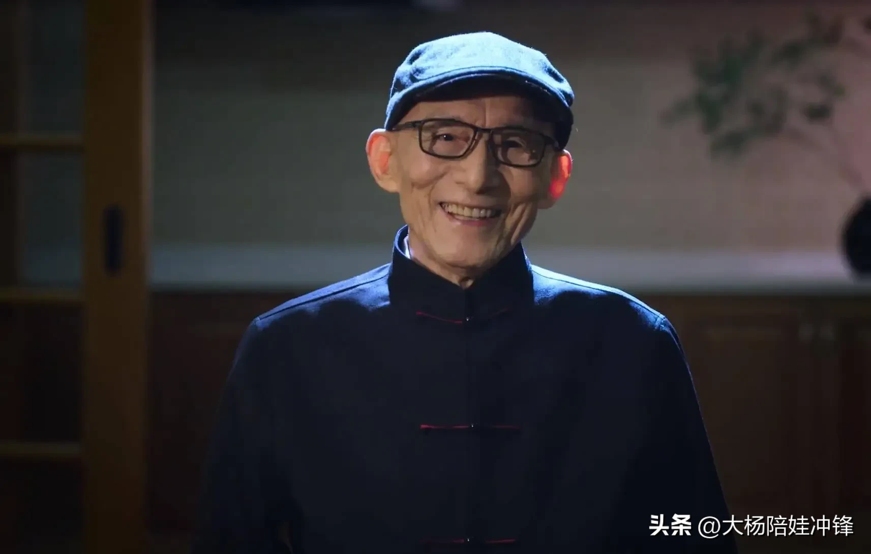 送别游本昌先生
中国国家话剧院表演艺术家、一级演员游本昌，因病于2026年9月24日今晨在北京逝世，享年93岁。
游本昌1933年出生，深耕文艺七十余载，《济公》形象深入人心。他一生心怀信仰，2024年初递交入党申请书，2025年5月成为中共预备党员。
舞台与荧幕留经典，风骨长存。先生一路走好。