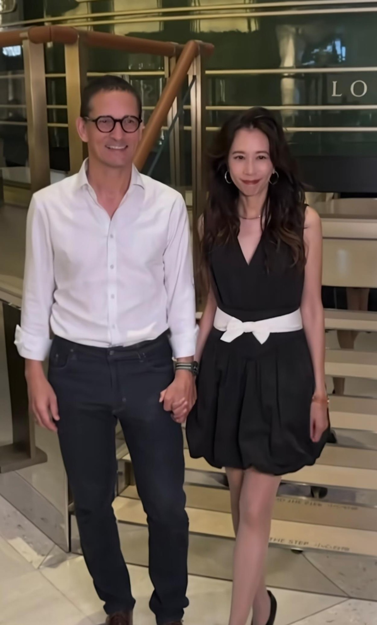 莫文蔚和丈夫Johannes牵手现身香港中环品牌活动，十指紧扣大方放闪。两人刚过完结婚15周年，明年就是相识40年，丈夫工作弹性大常陪她跑活动，感情一直稳。我看这段关系最难得的地方，不是“初恋重逢”的浪漫标签，而是兜兜转转还能走到一起，说明两个人对彼此的了解早就过了靠新鲜感撑着的阶段。心理学里讲，长