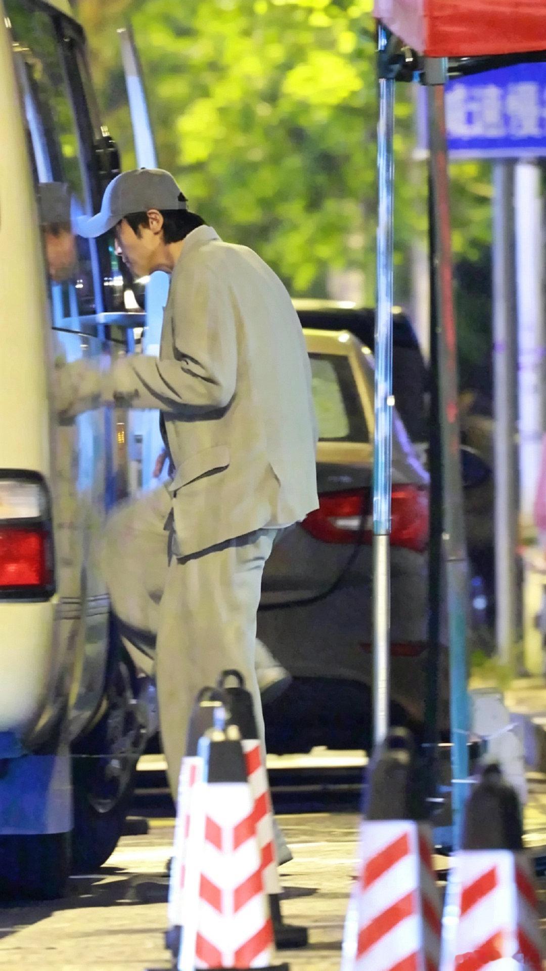 阿云嘎、王传君、曹骏、张彬彬转场彩排队长合作秀《世界上不存在的歌》[打call][打call]#披荆斩棘[超话]##披荆斩棘##披荆斩棘2026# ​