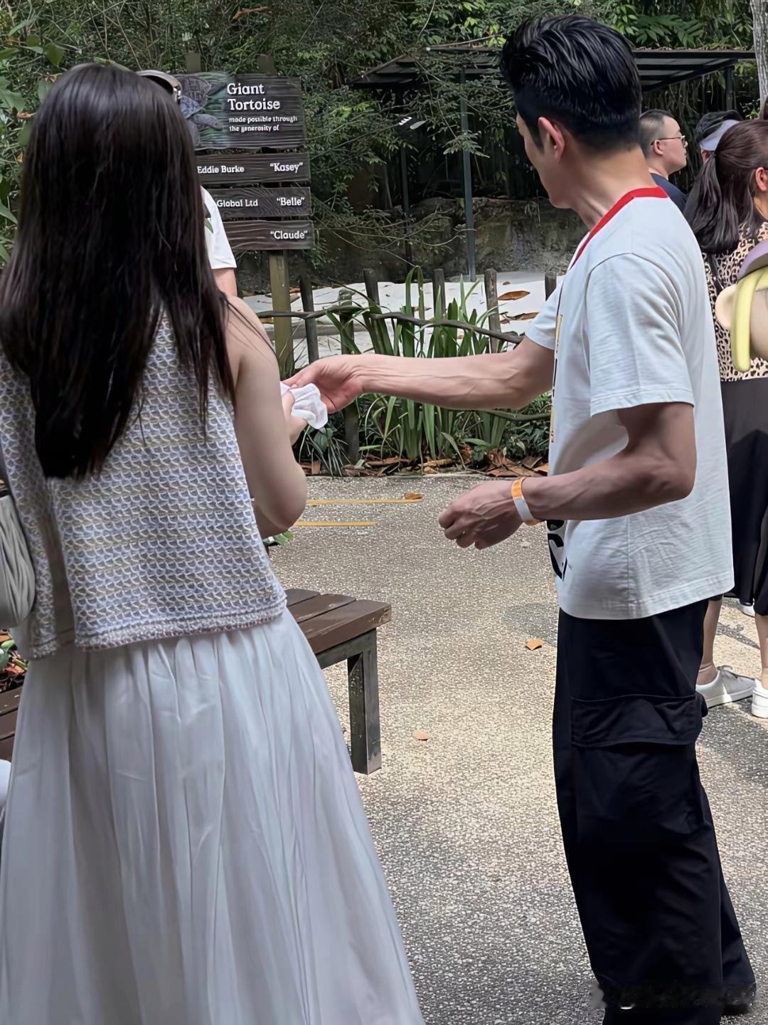 郭富城的太太方媛近期因带女儿回安徽老家吃渣肉饭的接地气视频再度引发热议，网友感慨她婚后九年始终如一的不争不抢和亲力亲为，恰好填满了天王历经半生后最渴望的情绪安稳与家庭温暖。 ​