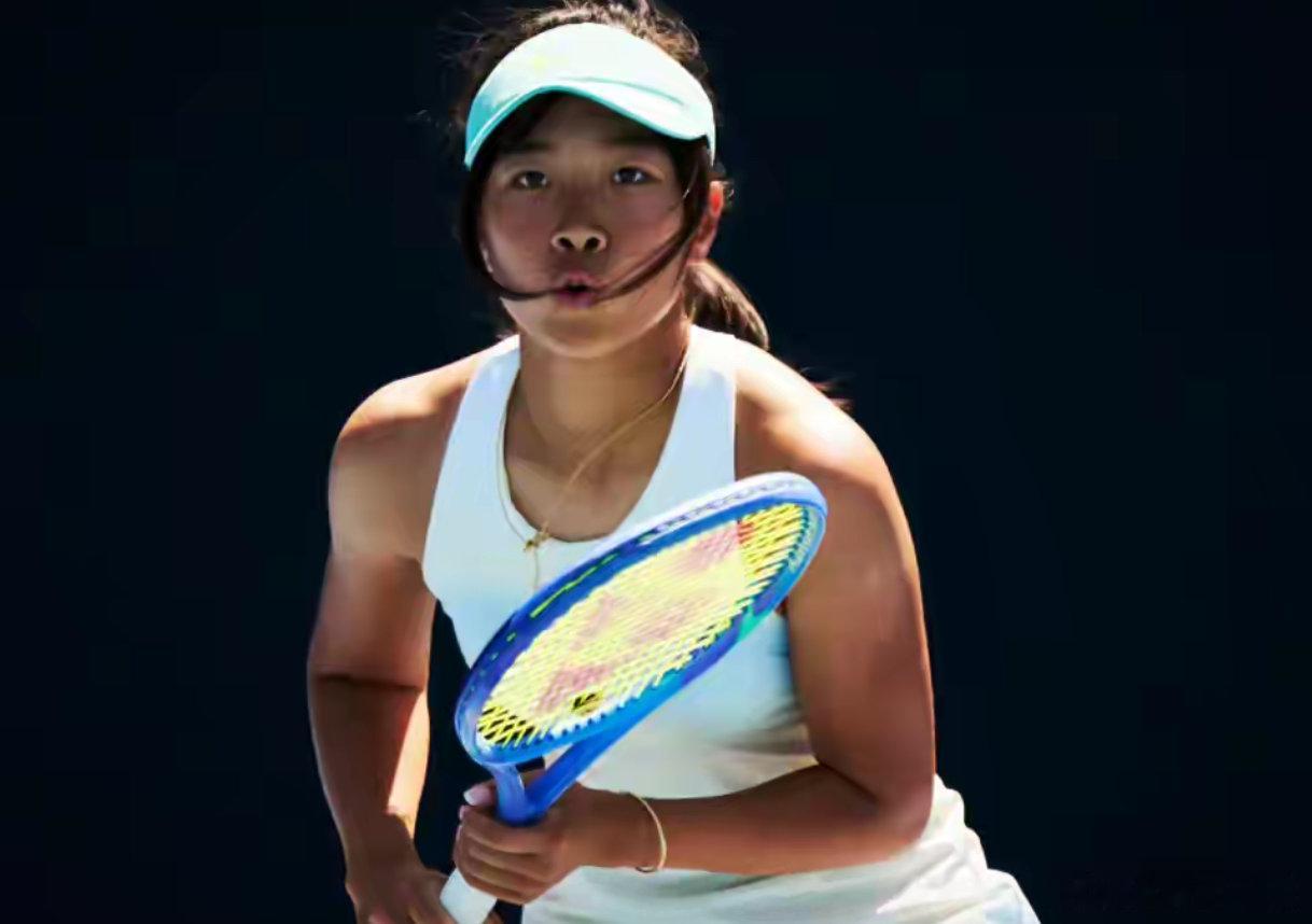 16岁小花2-0闯进四强！中国女网又一新星，能否复刻郑钦文之路？
中国女网再涌现新生代力量🔥一位16岁小将直落两盘2-0拿下比赛，成功闯入赛事四强！
 
目前她双线作战，单打、双打都保留争冠机会，向着双冠发起冲击。这名小将的亮眼发挥，也让不少球迷讨论：会不会又一朵中国小花，未来能够看齐郑钦文 ​