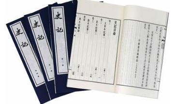 秦始皇的“挟书律”：一场两千年前的“思想防火墙”
大家好，欢迎来到本期历史深读。今天我们要聊一个听起来很专业、但直接影响中国两千年文化走向的法律——“挟书律”。

公元前213年，秦始皇采纳丞相李斯的建议，颁布了一道堪称古代“最强内容审查令”的法令：民间不得私藏《诗》《书》、百家语，违者罚筑长城四年