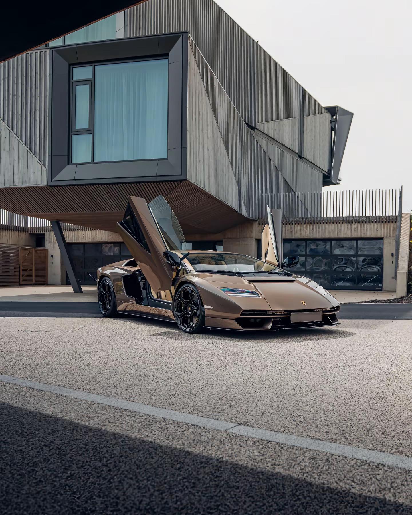 Lamborghini Countach.兰博基尼 Countach，是一个足以载入汽车史册的传奇名字。它以极具辨识度的楔形车身、锐利的线条和标志性的剪刀门，重新定义了人们对于超级跑车的想象。新时代Countach 在延续经典设计精髓的同时融入现代科技与性能，让这份来自过去的传奇，以更加震撼的姿态再