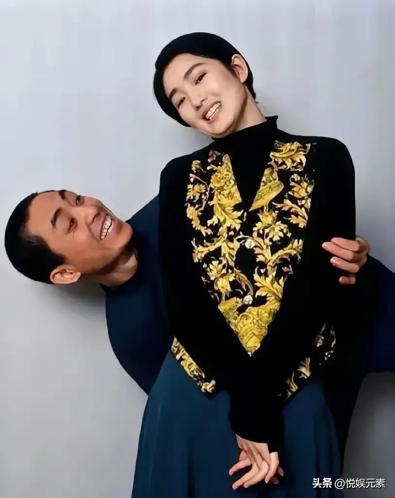 张艺谋那时候还未成名。
巩俐当年能看上他，一方面是因为他长的周正帅气，另外主要还是因为他确实有才，更重要的是缘分，缘分决定了他们两人一生的悲欢离合。