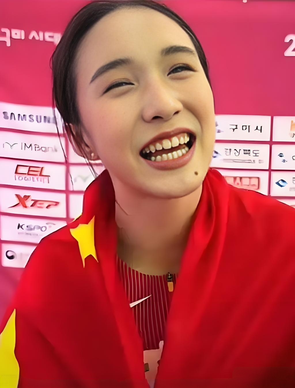 同样张扬，凭啥“小孩姐”被稀罕，吴艳妮被批评？

刷到“小孩姐”的赛后采访，真是一秒被圈粉。

“爸爸我出息了”“爸爸妈妈我碾压他们了”“我要超重了，四块奖牌超重了”“比完了！下班了！三金一银！我太牛啦”！

听听，又拽又飒又幽默又无敌，不端着不造作，活得太真实了。喜欢她的不是几块金牌，而是那股子阳