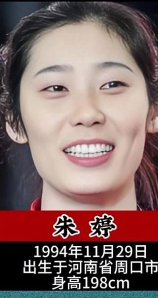 很多人总担心朱婷之后中国女排的主攻线会塌，其实大可不必这么悲观。
朱婷的实力摆在那儿，那是世界级的天花板，大家都清楚。但现在的中国女排，早就不是靠一个人撑全场的年代了。
李盈莹现在扛大旗有多稳，看比赛的都心里有数。吴梦洁在国际赛场上也越来越敢下手，加上庄宇珊、王艺竹这些在联赛里摸爬滚打出来的骨干