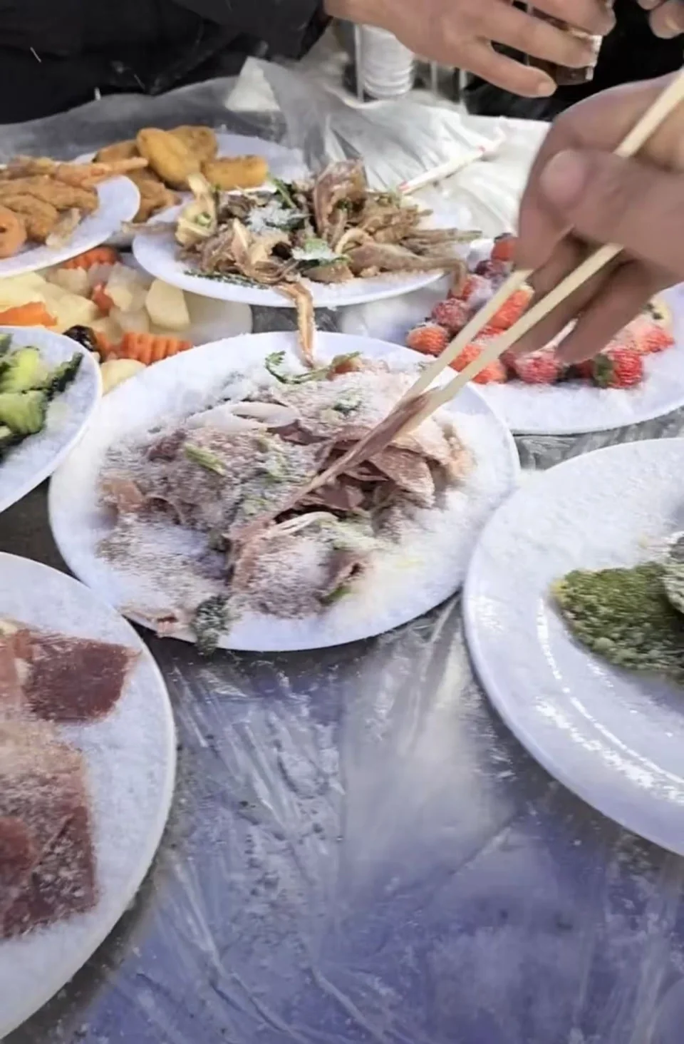 零下5℃露天吃席！30桌人顶着暴雪啃凉菜