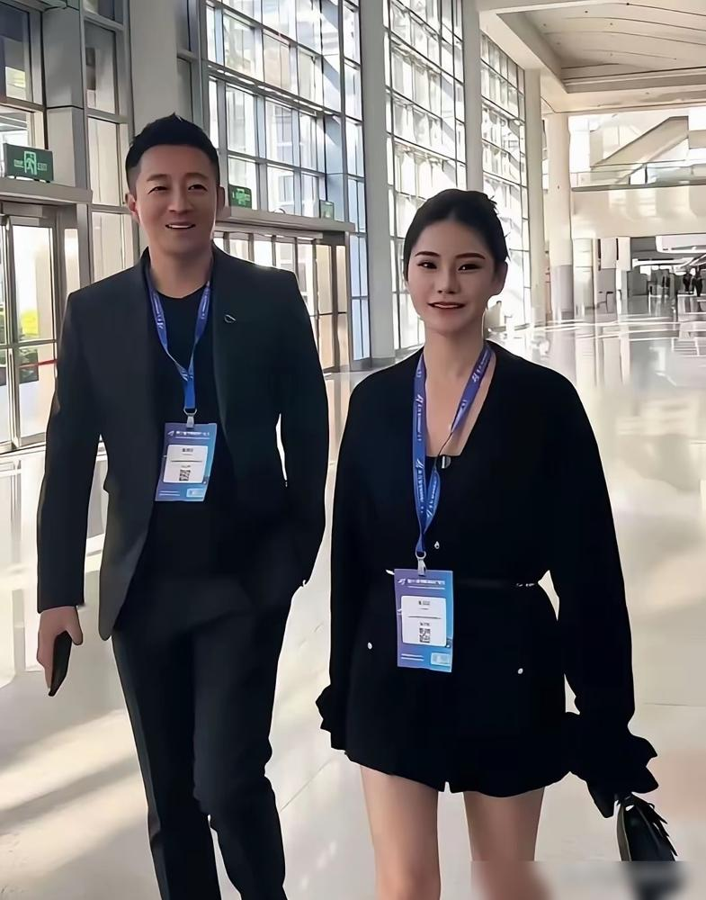 真正厉害的女人，当后妈从来不瞎逞强。
直播间里被网友追问大S的孩子，马筱梅直接拒答，把问题甩给亲爹，将界限划得死死的。
可到了镜头外，她却在台北夜市自然地牵着继子箖箖，搂肩说笑。之前还跟着汪小菲带小玥儿去环球影城，不争不抢，全靠分寸感处成了朋友。
汪小菲以前像个随时引爆的炮仗，现在却像换了个人