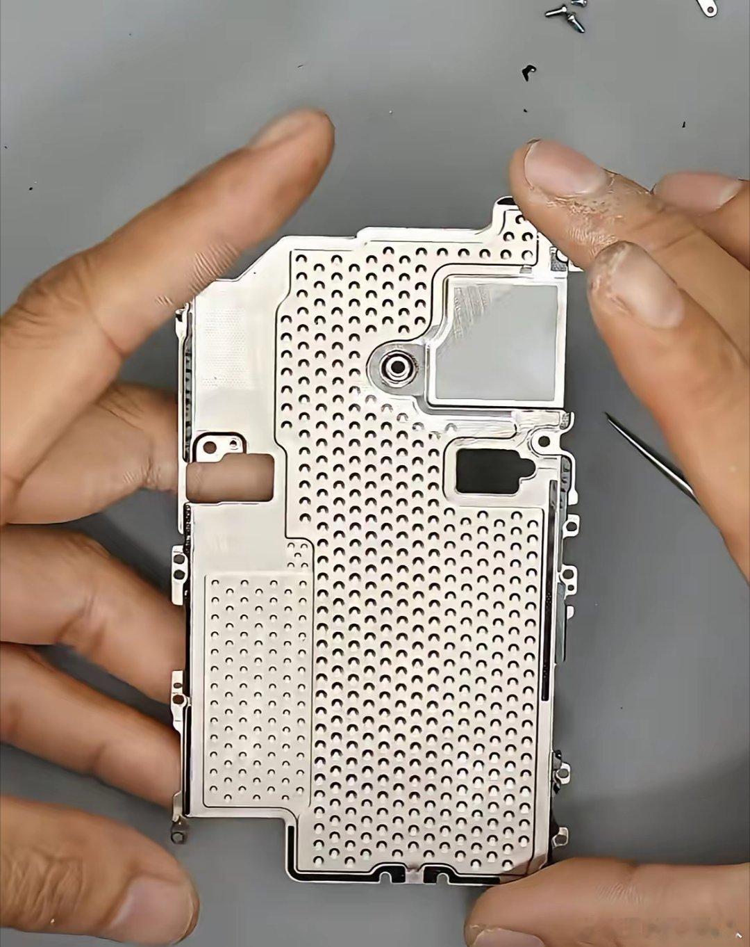 iPhone18pro散热强的一批
杨长顺正在直播拆机，
iPhone18pro给大家看内部
因为这台是演示机，可以直接激活拆解。
光是这块散热片，18 Pro就做得更大。
A20 Pro芯片能放开性能，全靠这套散热撑着。 ​