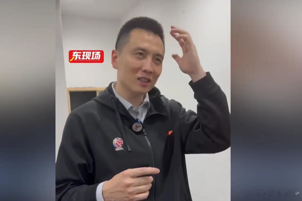 卢伟吃下定心丸！

据上海体育媒体人透露，上海男篮管理层在近日，已经和主教练卢伟提前完成一份为期3年的续约。

我认为，卢伟现在真正吃下的“定心丸”，并不是一张还没有官宣的三年合同，而是他已经拿到手的成绩、球队形成的打法，以及冠军赛季积累下来的执教信用。

卢伟在上海的执教轨迹倒是很清 ​