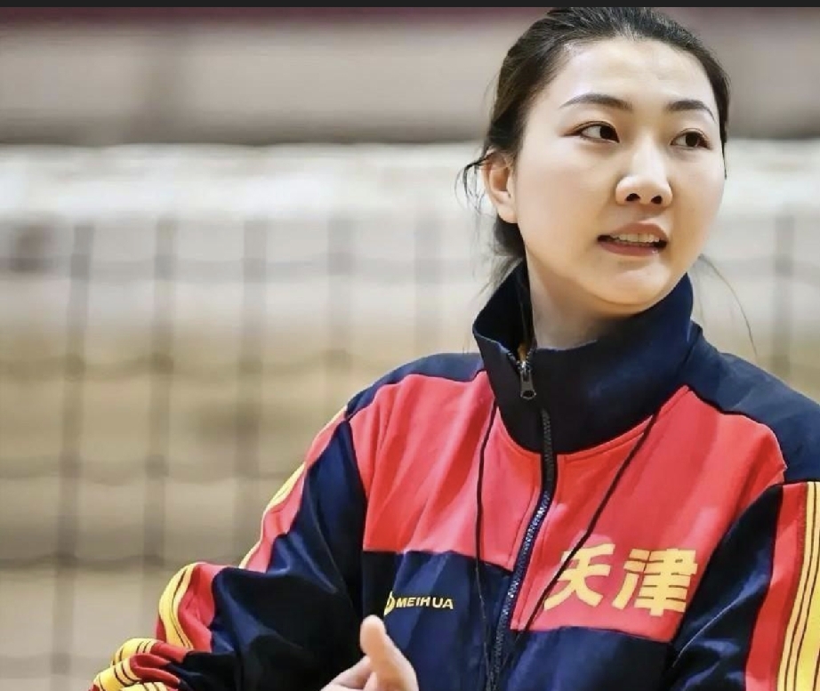 袁心玥留洋这一趟回来，接受采访

袁心玥留洋归来后，直截了当地展现了自己对世界排坛的深刻了解，没有半句客套。她坦言瓦尔加斯的发球冲击力令人震撼，谈到王梦洁时赞其一传兜底能力堪称顶级，而面对朱婷，更是毫不掩饰地承认那种天赋根本无法用普通标准衡量。这样的坦率并非出于炫耀，而是源自真实的经历。只有曾在欧洲
