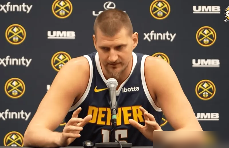约基奇原话，想让每个NBA球员去欧洲打半年，看看连输三场是什么后果。周三打奥林匹亚科斯，回头再碰红星，输了就是大事，球迷真跟你急。
欧洲没防守三秒，哨也少，内线全是肉搏。字母哥回欧洲，土耳其教练直接摆铁桶阵，就赌你投不进。孙悦、丁彦雨航都说过，那边强度是玩命，不是走秀。
NBA卖的是巨星，数据得