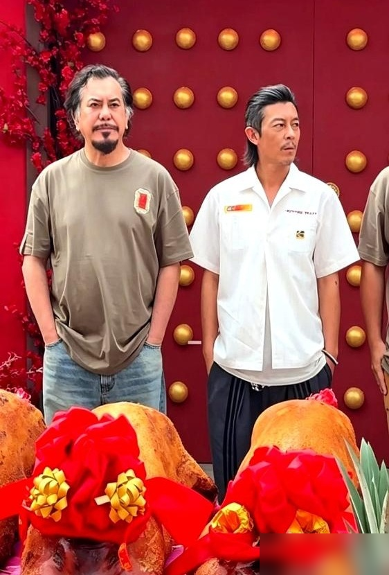 陈冠希留了及颈长发，小胡子拉碴，站在槟城开镜仪式上切烧猪。旁边黄秋生笑自己胖了，他补了句：我会加油。
这是9月17日的事。新片《神马庙》，2027年大年初一上。导演马来西亚人，投资一千万令吉。陈冠希和黄秋生，上次同框是在《头文字D》，隔了21年。
剧情很野，两个社会边缘人搞了个愿望成真的破庙，专