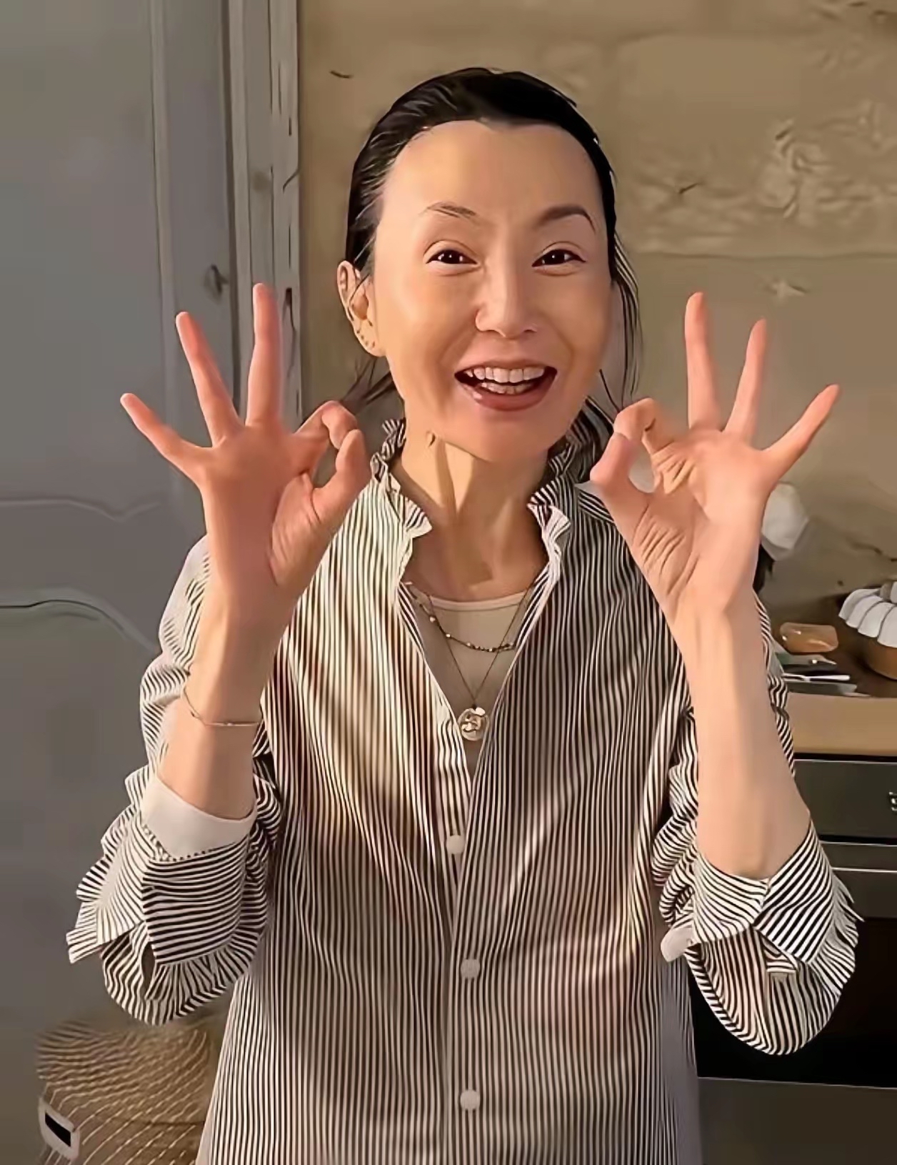 61岁的张曼玉，最近又出来了。
她的一身行头，上衣2万9，裤子1万5，在北京参加活动。

61岁的张曼玉出来站个台，凭啥就得被问“你怎么老成这样了”？

我刷到她最近在北京参加活动的照片，短发，人瘦了不少，笑起来眼角皱纹明明白白。上衣两万九，裤子一万五，一身行头挺贵，可大家盯着的还是那张脸。很多人想