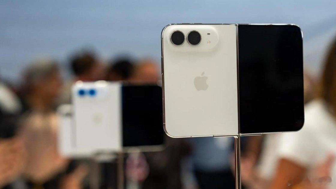 #iPhoneDuo 华为# 苹果折叠屏iPhone Duo正式开售，初代产品底层妥协明显，意外反向带火华为Pura X Max，销量环比大涨。大量App大屏适配翻车，还砍掉长焦与实体SIM卡，起售价高达15999元。反观华为鸿蒙折叠生态成熟，保留双实体SIM和潜望长焦，10999元现货充足。折叠屏正从尝鲜玩具变主力工具，用户理性 ​