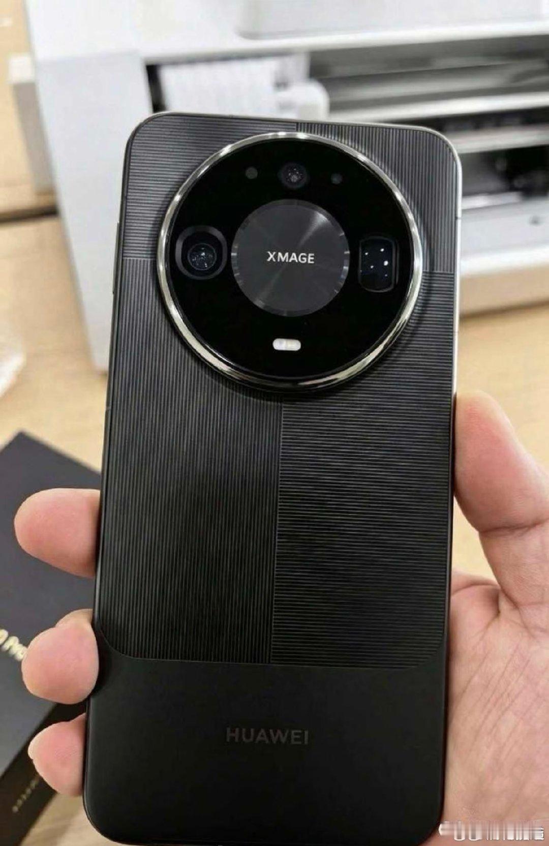 9月26日，多名数码博主发布一组据称为华为Mate90系列的实机照片，画面中的机身背部采用圆形相机模组和纵向纹理设计，部分照片出现XMAGE标识。上述图片真实性及具体机型截至发稿尚未获华为确认。华为消费者业务官网当天公布，Mate90系列及全场景新品发布会将于10月1日14:30举行。#华为Mate90真机图流出# ​