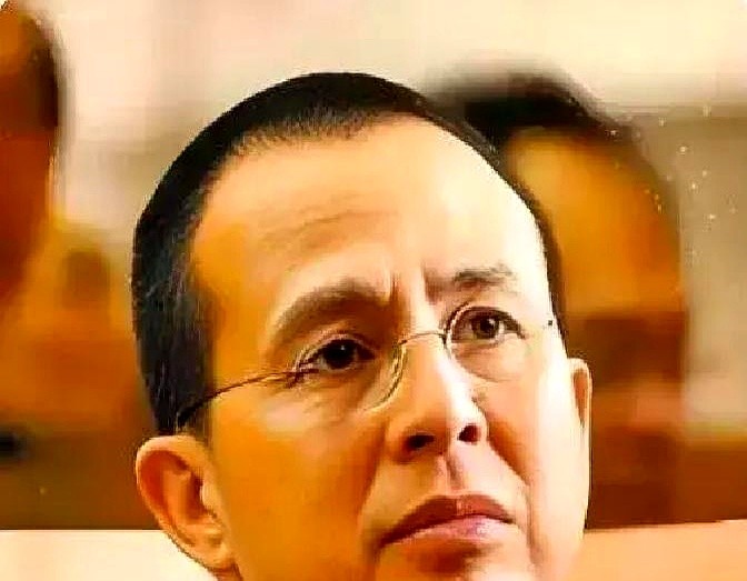 十五年前，梁洛施生完三个儿子却没进李家门，全

网替她意难平，觉得她这豪门路走输了。前两天路演，她和

导演马浴柯十指紧扣亮相，两人穿着情侣装，脸上的笑意根本藏不住。

距离她跟李

泽楷分开快十五年，当年那些嘲讽她没名没分的评论，现在看全成了笑话。豪门

阔太规矩多，得防这防那看人脸色，哪有她现在