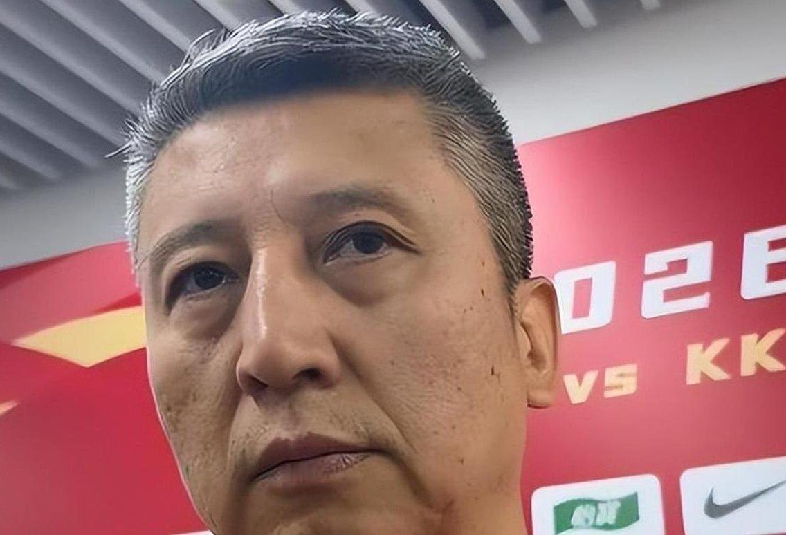 郭士强这手底牌藏得够深，划掉仨名字时眼神比罚球线还冷。
偰李永炜、杨曦皓、蒋浩然离队，崔永熙留京养伤，14人名单从21人里硬筛出来。
刚打完NBA夏联的杨瀚森成了最大变数，卡塔尔那边直接雪藏了归化后卫纳恩。
说白了，7个后卫的配置根本不是人丁兴旺，而是郭士强在西亚客场给裁判尺度上的保险。
卡塔尔作为