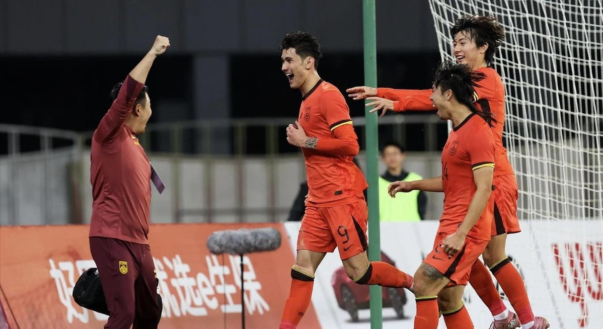 3-0！裁判吹响终场哨的那一刻，红彤彤的比分牌直愣愣地摆在那。中国U23男足硬生生在泰国队身上碾出了三个球！
没有行云流水的配合，也没有赏心悦目的压迫。赢是赢了，却被名嘴黄健翔毫不客气地甩了两个字：丑陋。

但在成王败寇的竞技体育里，丑陋又怎样？中国U23男足实打实地以3-0的比分击败了泰国U23男