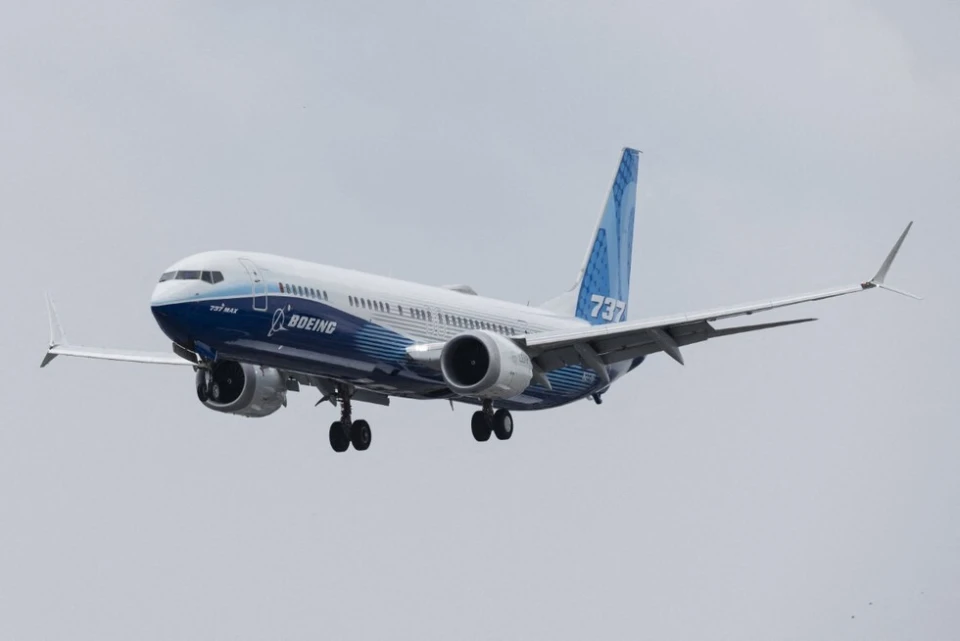 西南航空和联合航空现在对波音提了个反常要求：新软件别给我，把旧版装上。
《华尔街日报》9 月 26 日援引公司文件报道，波音发现一个此前未公开的 737 MAX 软件故障，可能导致自动导航在着陆过程中失效。问题出在驾驶舱软件更新：机组复飞（放弃着陆重新降落）后更改预定飞行路径时，特定场景下飞行员可能