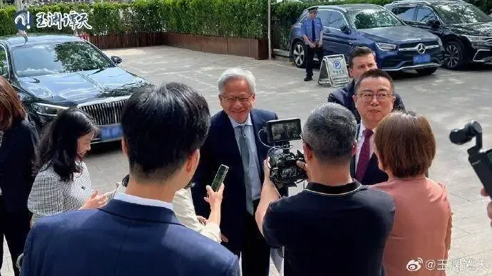 黄仁勋受访给出评价，中美AI发展水平已经十分接近，称赞华为技术实力强劲
英伟达负责人黄仁勋在美国国会相关活动结束后接受采访，他表示中美两国在人工智能领域的发展差距不大，国内研发人员的数量和能力，都值得重视。
他提到，他提到全球有一半从事AI相关研究的人员，都来自中国，这个群体有着很强的钻研能力，发展