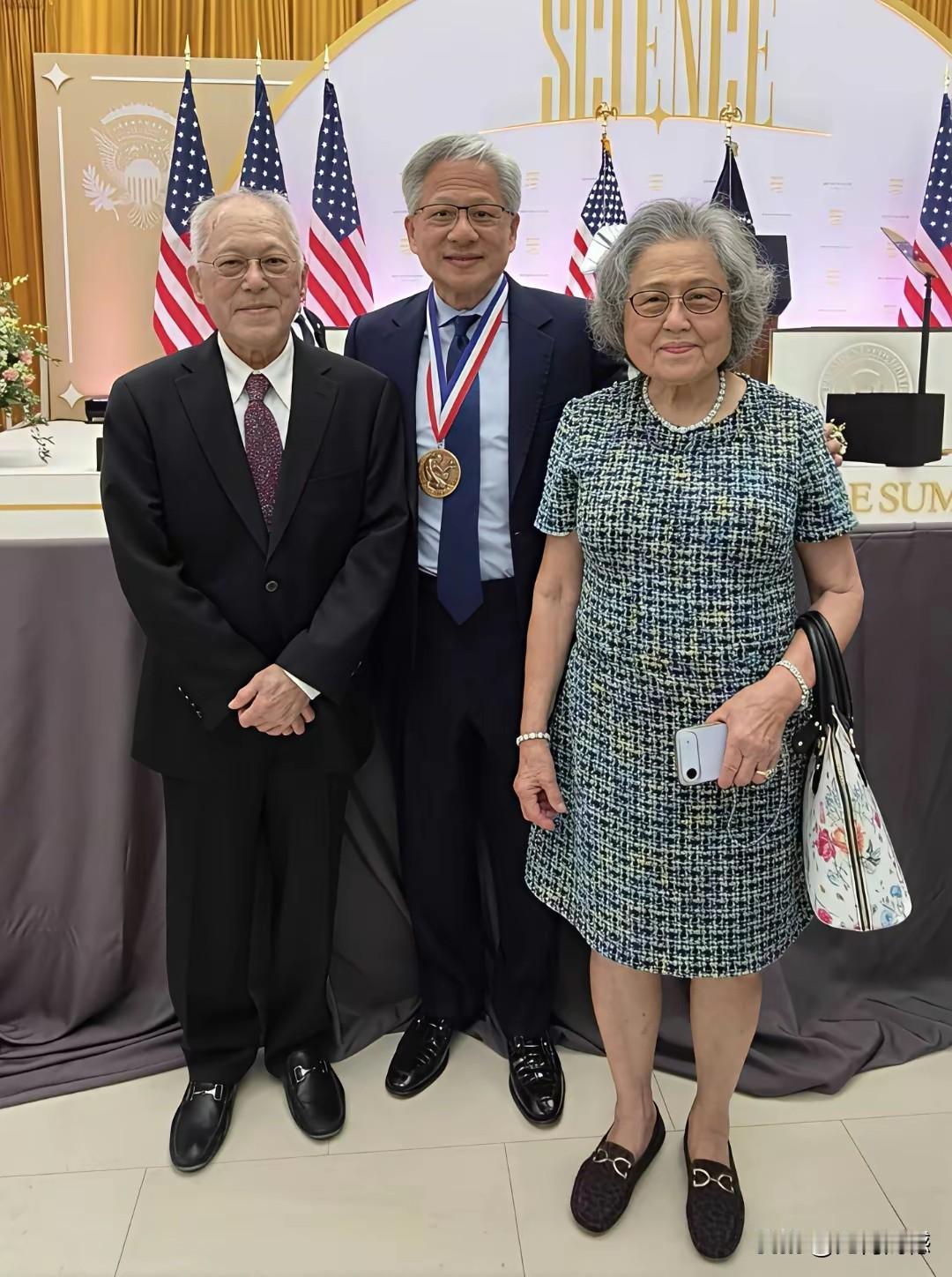 黄仁勋的父母如今已经九十多岁，两人的精神面貌保养得很好，谈吐得体，单看外表很难看出真实年龄。能养育出黄仁勋这样的人物，原生家庭的底蕴，自然和平常人家不一样。

很多人看过二老露面的照片之后，第一感受就是气质出众。他们身上带着长期读书沉淀下来的修养，言行克制稳重，不会有浮夸的举止。年龄到了九十岁，不少
