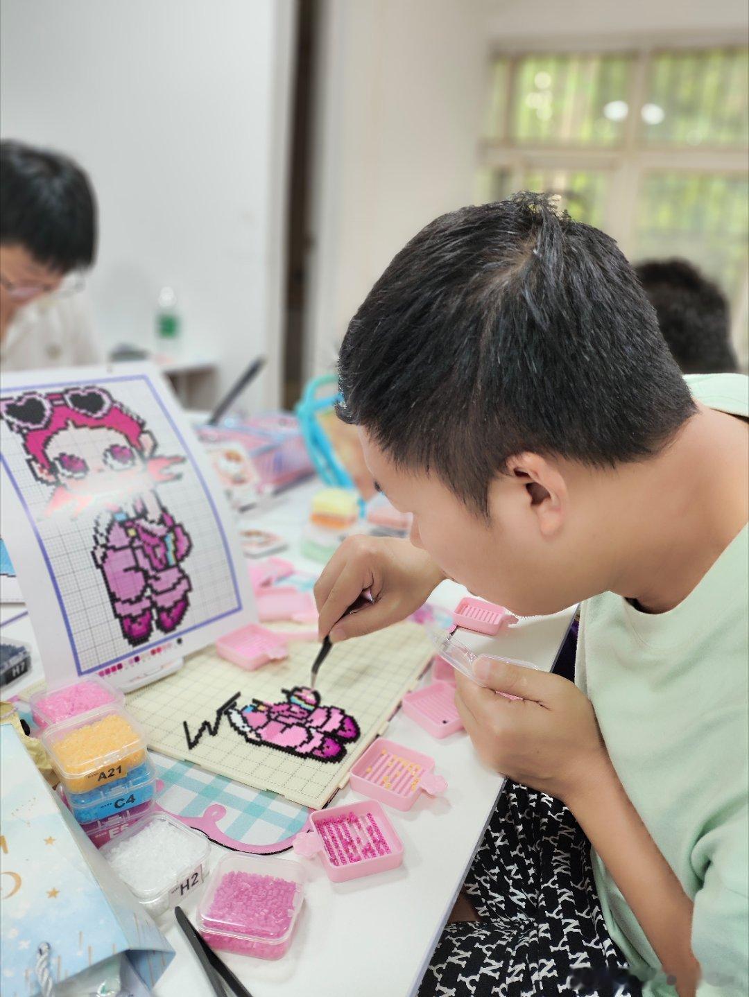 深蓝S07车友会～拼豆沙龙线下小聚✨
 
9月12日，我们深蓝S07车友会开启了一场超有趣的线下活动!本次活动场地定在空港，下午一点，十位深蓝车主准时到场集结，十台S07整齐列队，氛围感十足。
 
不同于以往的自驾、探店活动，这次我们全新尝试了当下超火的拼豆沙龙，不少车友都是第一次体验，大家都特别 ​