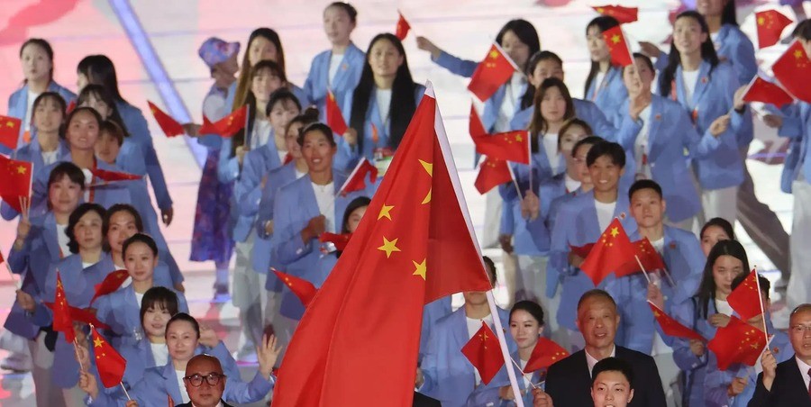 1773环追平亚洲纪录！中国射击女团用第100金把日本韩国甩开，韩佳予最后一枪逆转队友夺冠，这枚金牌凭什么叫“定海神针”？
韩佳予在个人决赛跪姿后仅列第7，立姿最后两枪连续打出9.5环，被张力元反超0.2环。最后一枪，她打出10.5环，张力元10.1环，0.4环绝杀。所谓定海神针，不是从不失手，而是