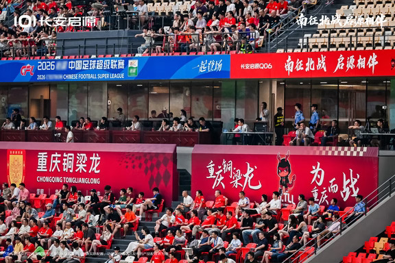 中超赛场主场氛围拉满
长安启源巨型海报闪耀中场
现场见证锦鲤好运，沉浸式感受赛场滚烫热爱
#长安启源Q06龙兴超级秀
#南征北战启源相伴
#06登场稳控全场