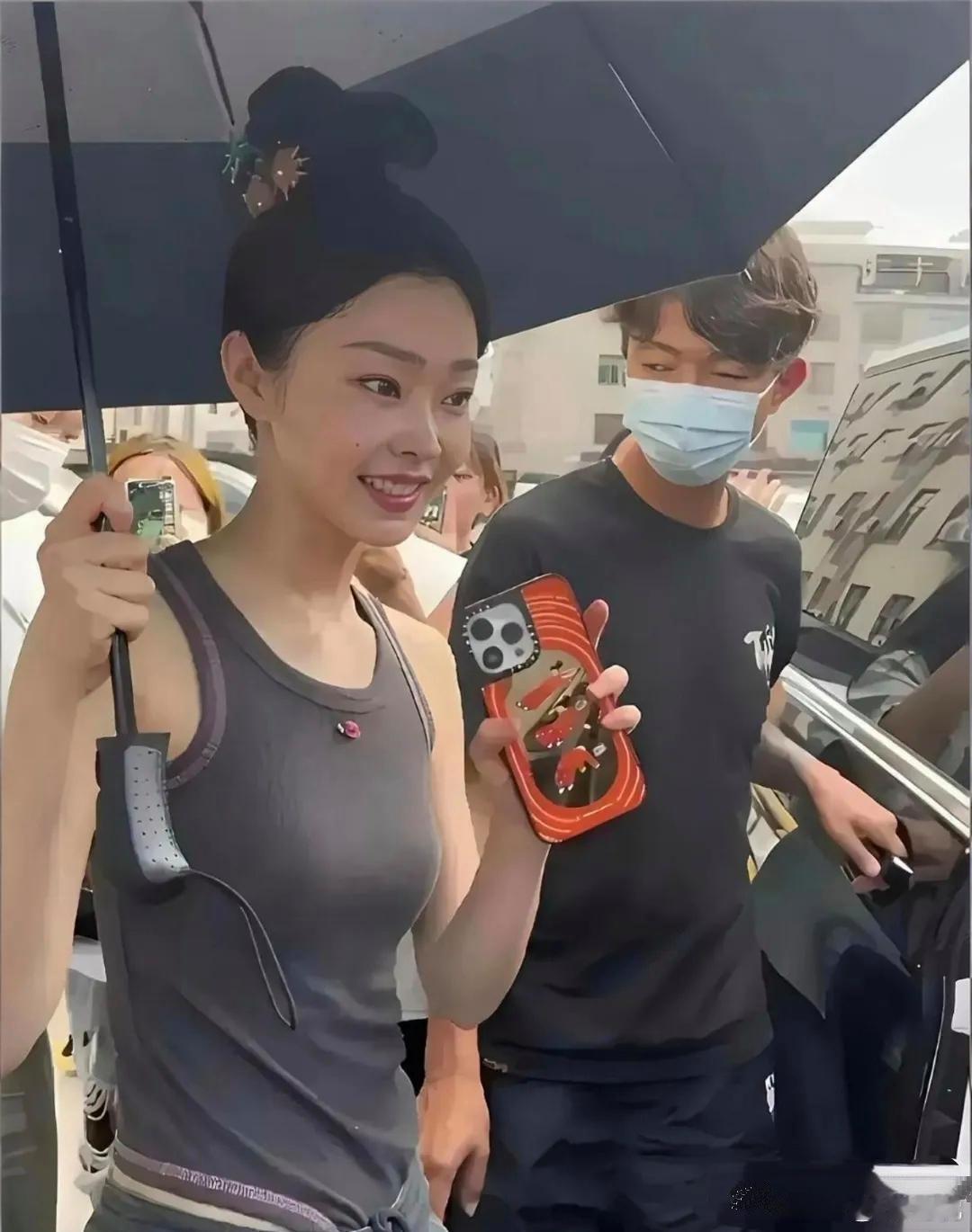 不懂就问，宋轶这衣服怎么上厕所？ ​