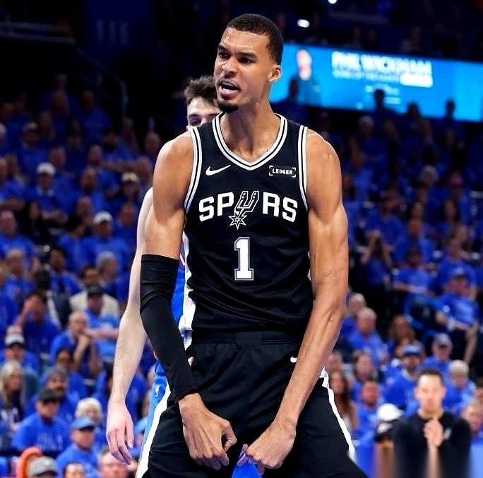NBA三十位总经理预测建队核心，文班亚马拿走了93%的选票。
亚历山大只有4%，弗拉格占了3%。
灰熊的布泽尔还要在2026-27赛季跟公牛的威尔逊分出胜负。
这帮坐在管理层办公室里的人，骨子里比谁都现实。平时人情世故一套一套的，真到了做决定的时候，心肠硬得像块铁。
你看最佳防守球员那一项，文班直接