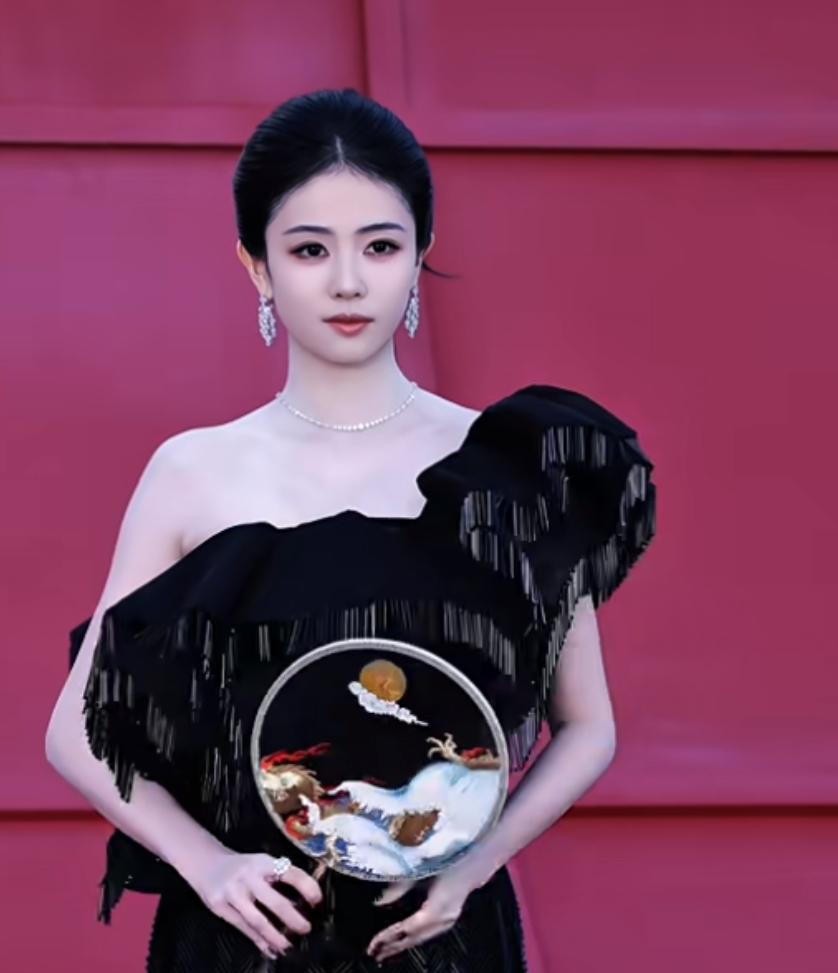 开毯位的含金量，和她手里的账本
芭莎年度盛典把开毯位给了白鹿。往届站这个位置的是杨幂、刘诗诗、刘雯。流程单上“开毯嘉宾”有单独title，她第一个踏上红毯，一个人占满三分钟。从时尚圈的排位逻辑看，开毯位比压轴位更考验人，压轴有前面积累的情绪垫底，开毯面对的是空场和还没进入状态的镜头。
但白鹿手里的时