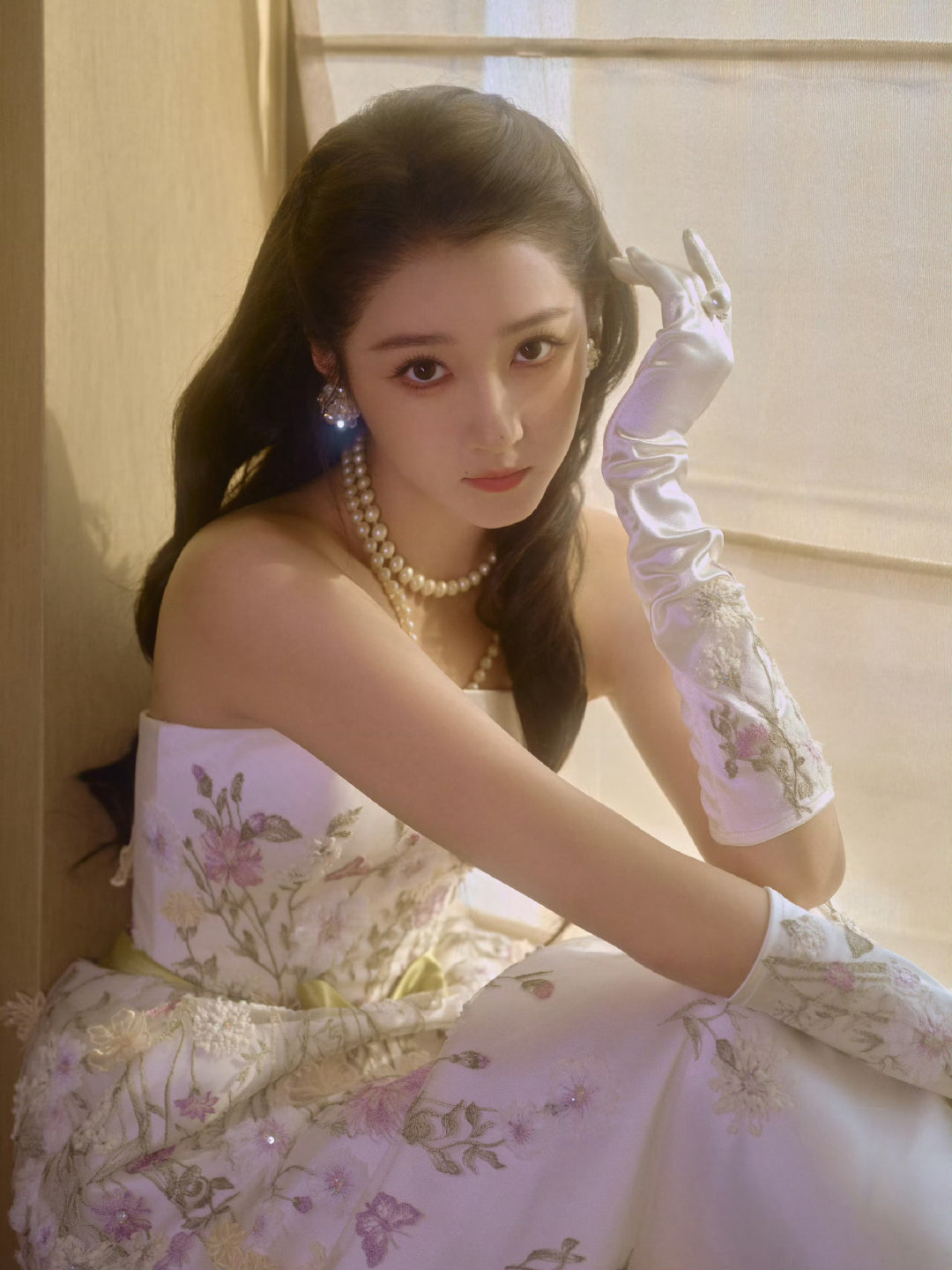 #娜扎关晓彤挑眉打招呼#两个美女的互动 好有趣[爱慕] ​
