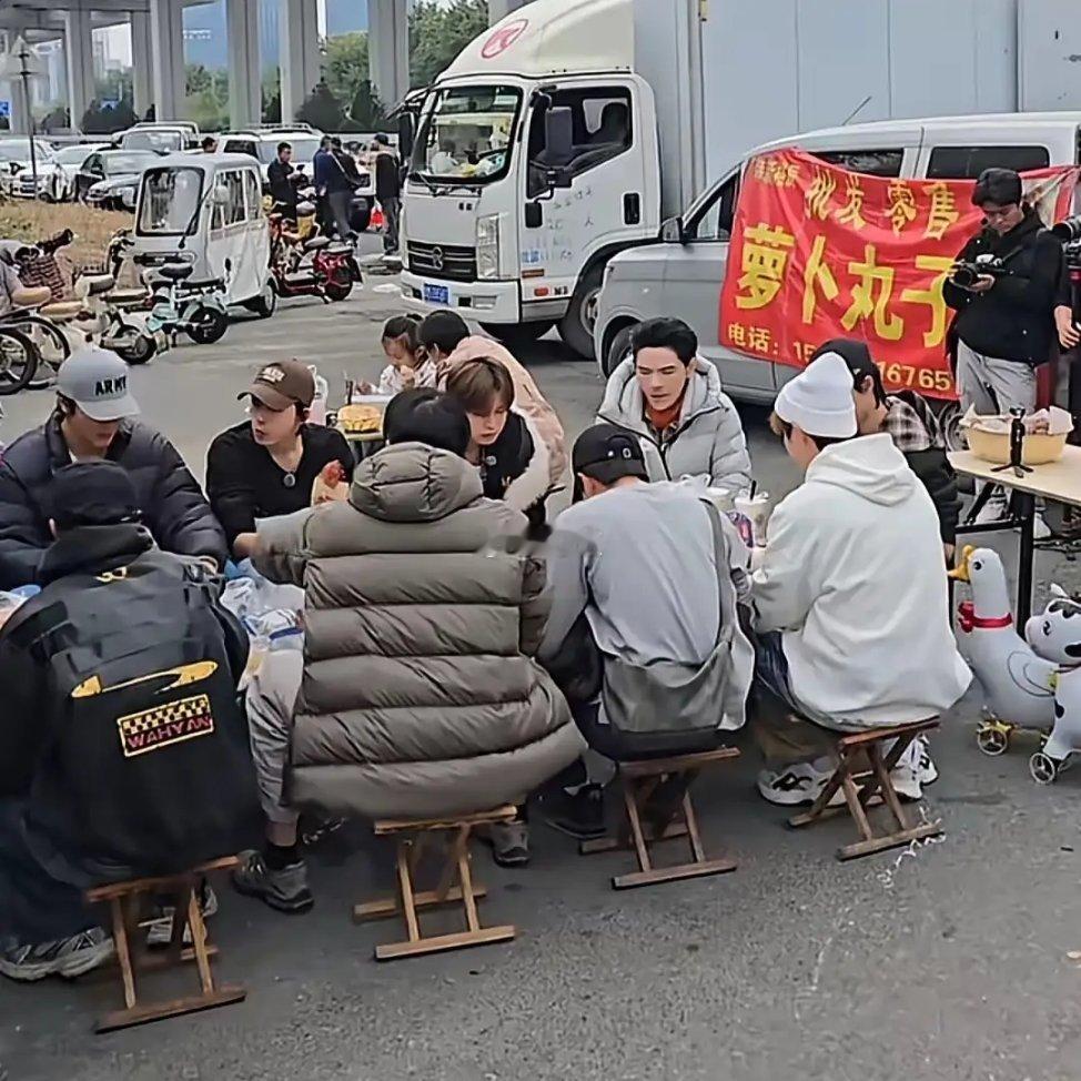 向佐赶山东大集坐路边吃5元早餐，香港富二代这是来体验市井烟火了[doge] ​