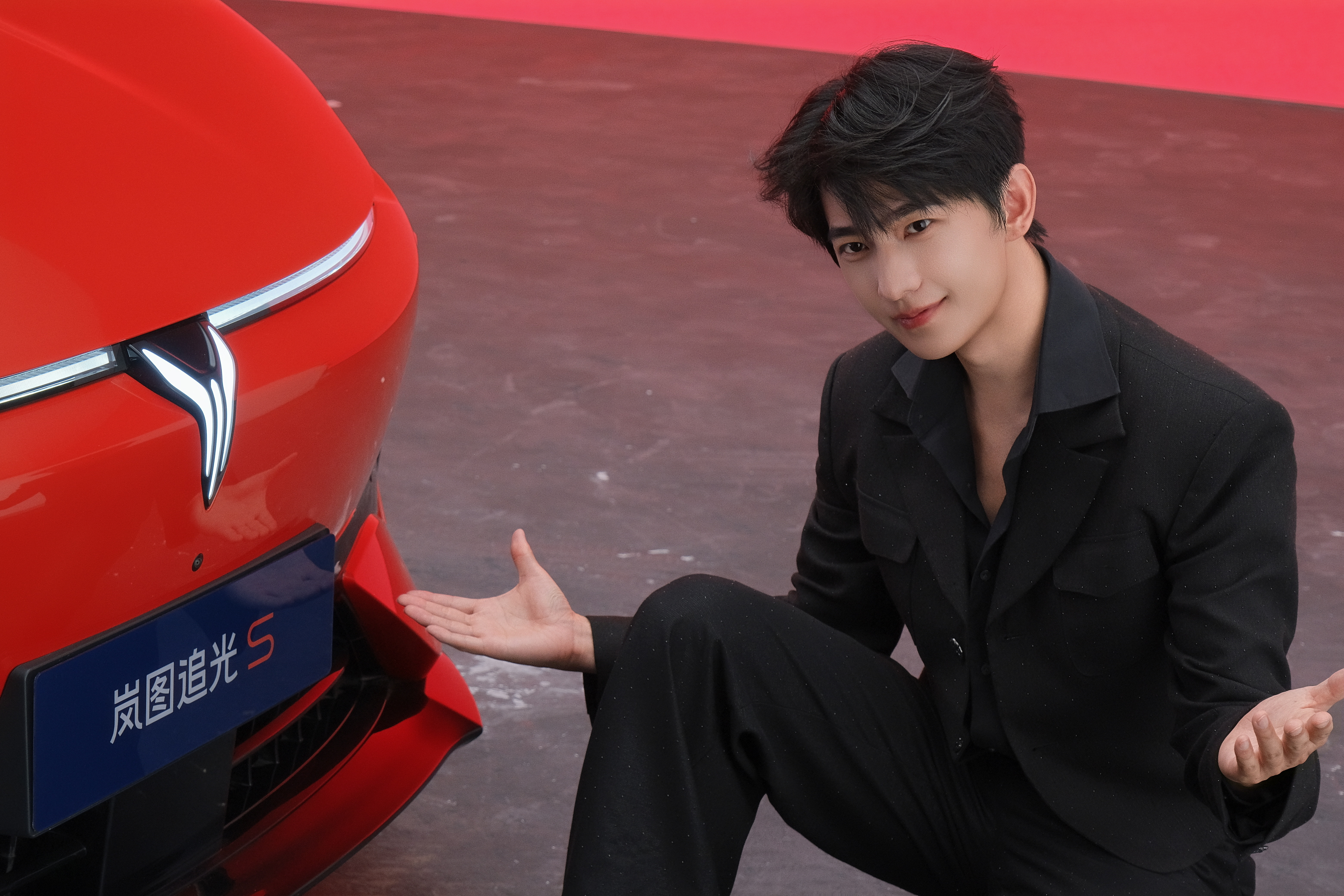 #杨洋岚图汽车追光s全球品牌代言人# 
雷震宇后一直梦可以一次性看够红跑车杨洋，岚图时终于看爽了[鼓掌][鼓掌][鼓掌]
​