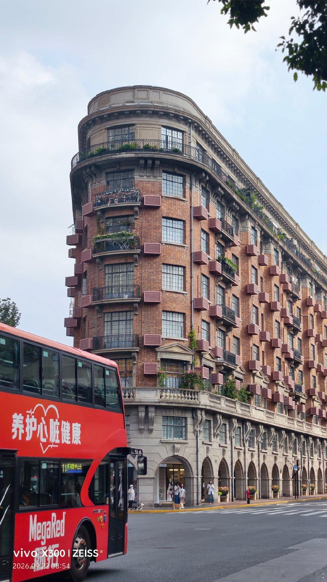 #vivo[超话]# 梧桐深处最上海，浪漫不过武康路。武康大楼，是上海写给时光的一封情书，这座“海上巨轮”静静停泊在街角，载着老上海的文艺与风雅，驶向岁月的深处。 #上海·武康大楼[地点]##vivox500系列# ​