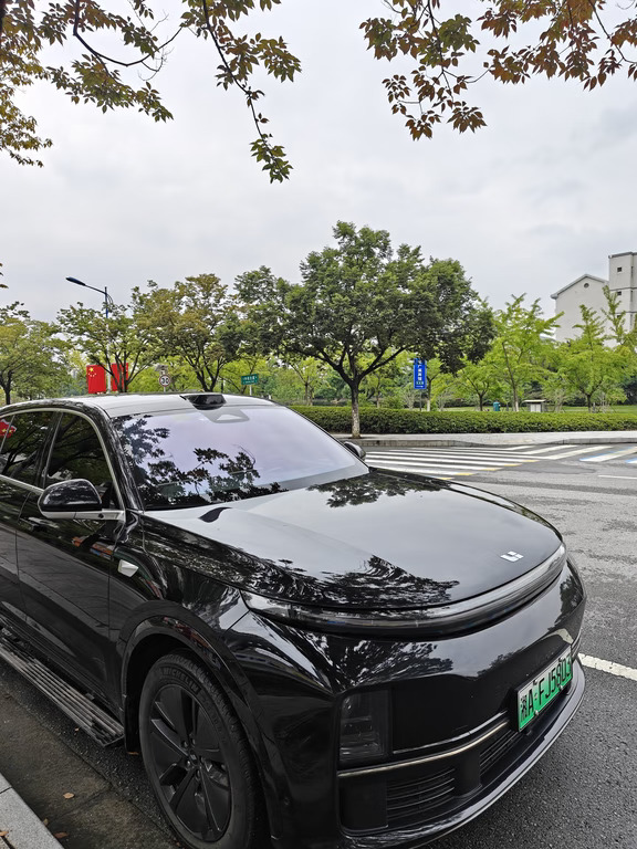 十一国庆，开着我家理想同学历经11个小时回到曾经的母校，距离上次回到母校已经是7年前，这次是带着家人一起。回到学校的感觉真好，距离读大学21年了，母校基本没有太大变化。还是那么漂亮。今天还有点天气灰蒙蒙的，烟雨江南更有感觉#我的理想搭子 #理想L7